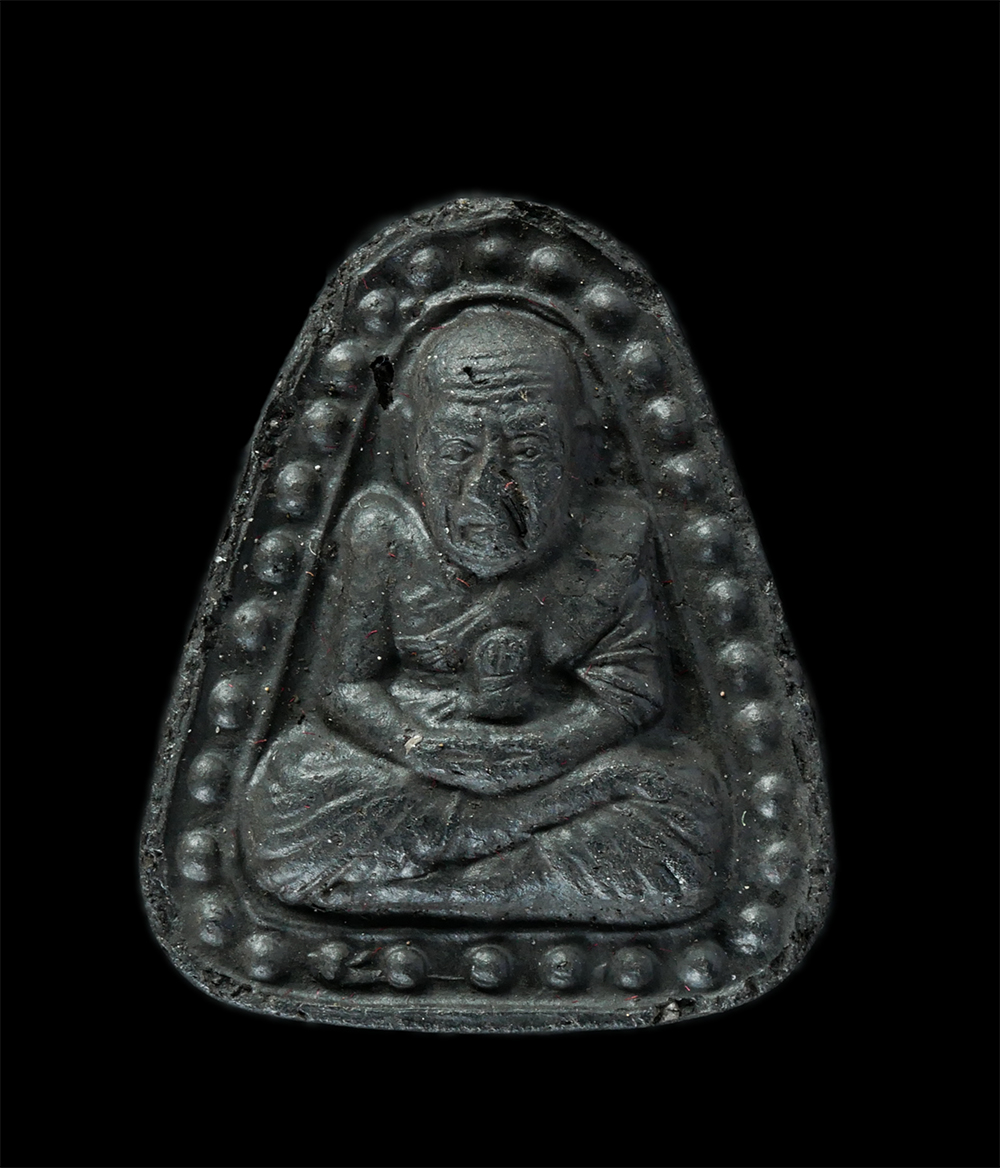 18Aug24 (81)p.jpg - หลวงปู่ทวด พิมพ์จอบเล็ก เนื้อดินเผาสีดำ(เนื้อดินกากยายักษ์) วัดห้วยมงคล (ครบรอบ 1 ปี) ปี 2548 พระเก่าสวย มวลสารดี พิธีเข้มเขลัง | https://kamulet.in.th